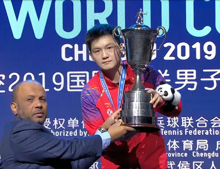 Fan Zhendong with the World Cup trophy