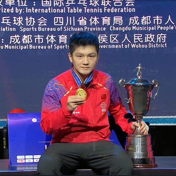 Fan Zhendong with the World Cup trophy