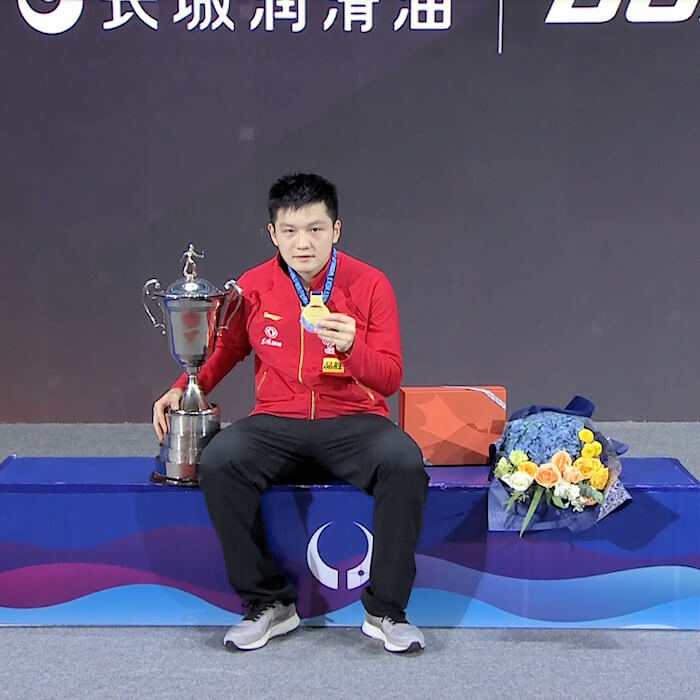 Fan Zhendong with the World Cup trophy