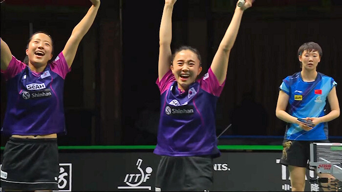 Jeon Jihee and Shin Yubin (South Korea) beat Sun Yingsha and Wang Manyu (China)