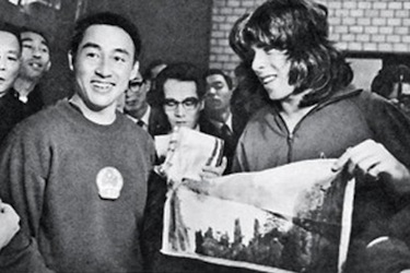 Zhuang Zedong and Glenn Cowan exchanging gifts